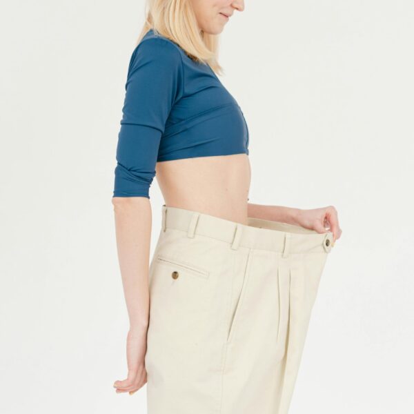 ragazza di profilo con pantalone molto largo